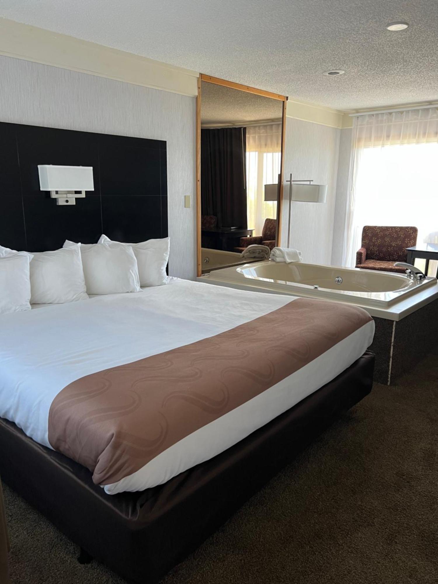 Quality Inn Lakefront Saint Ignace Eksteriør billede